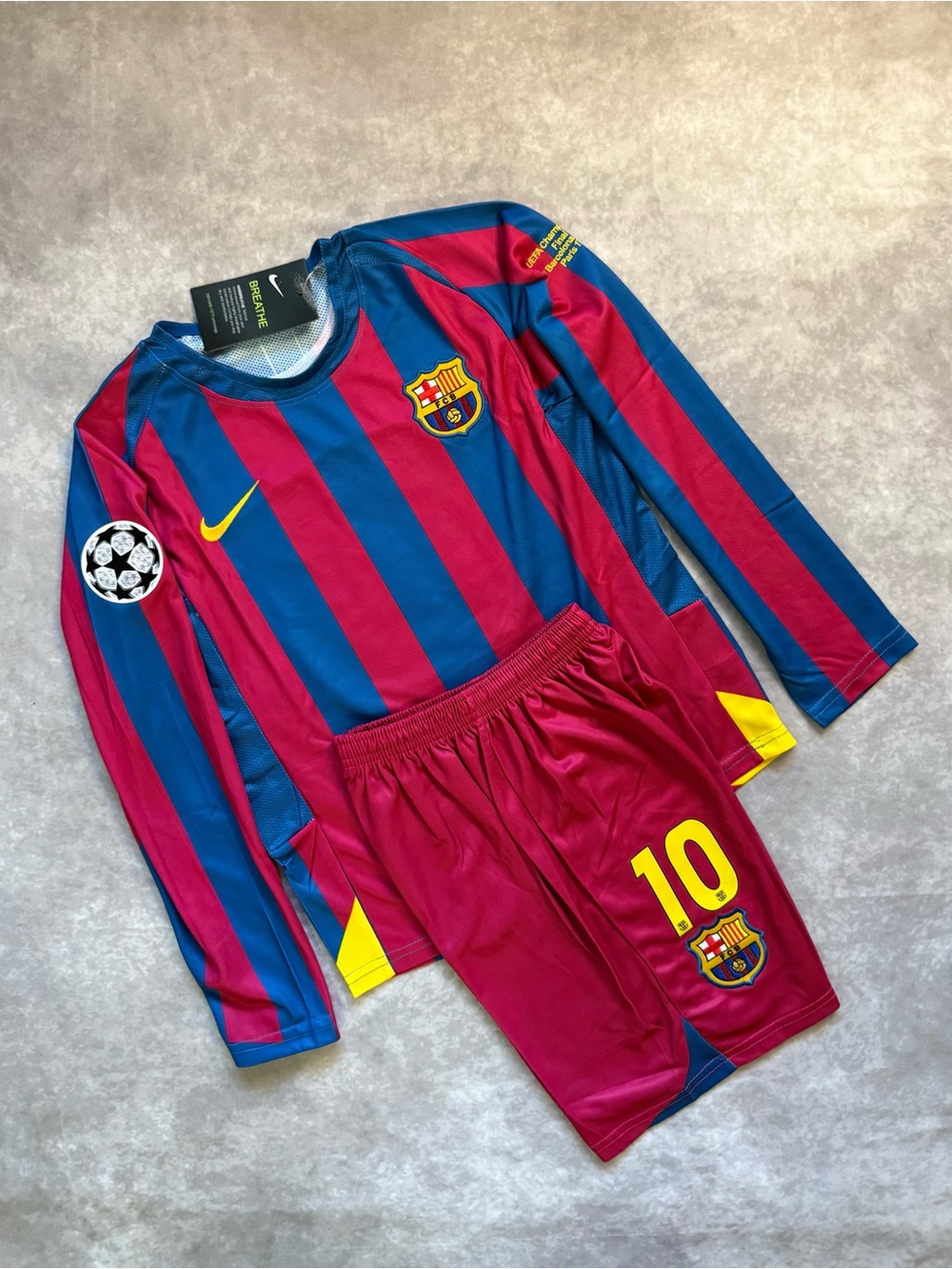 Kids Ronaldinho #10 Barcelona Long-Sleeve Soccer Jersey and Shorts - Blue & Red - Picture 4 of 7